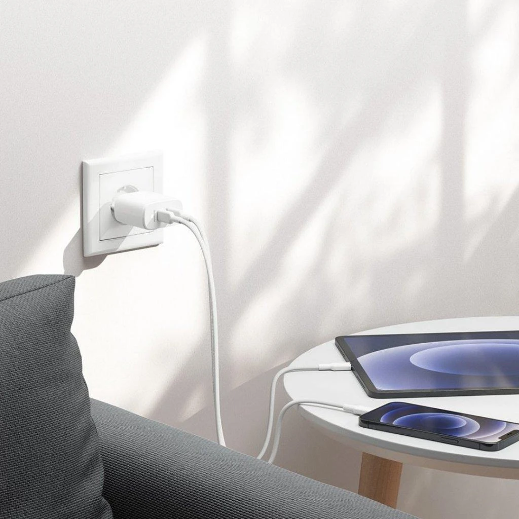 Alogic 2x40W įkroviklis su prijungtais įrenginiais
