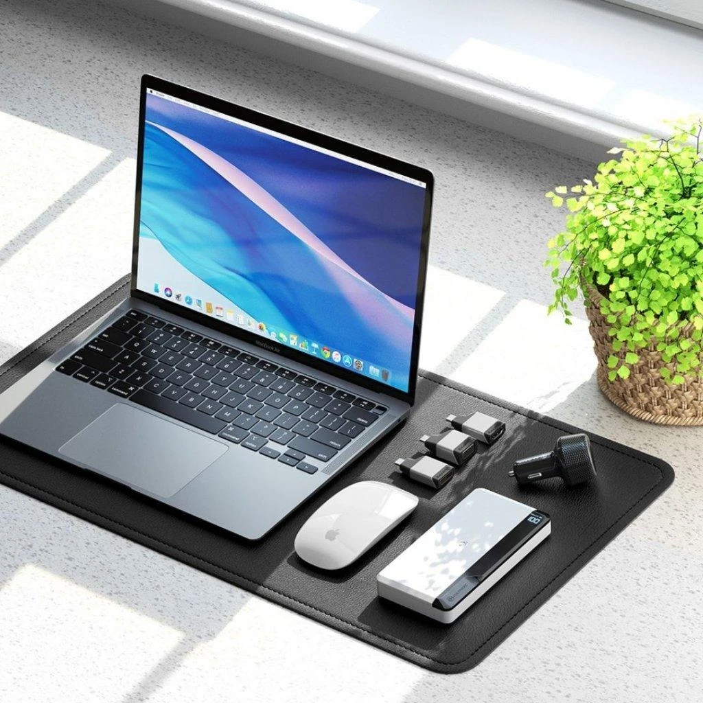 Alogic USB-C į DisplayPort adapteris ant darbo stalo