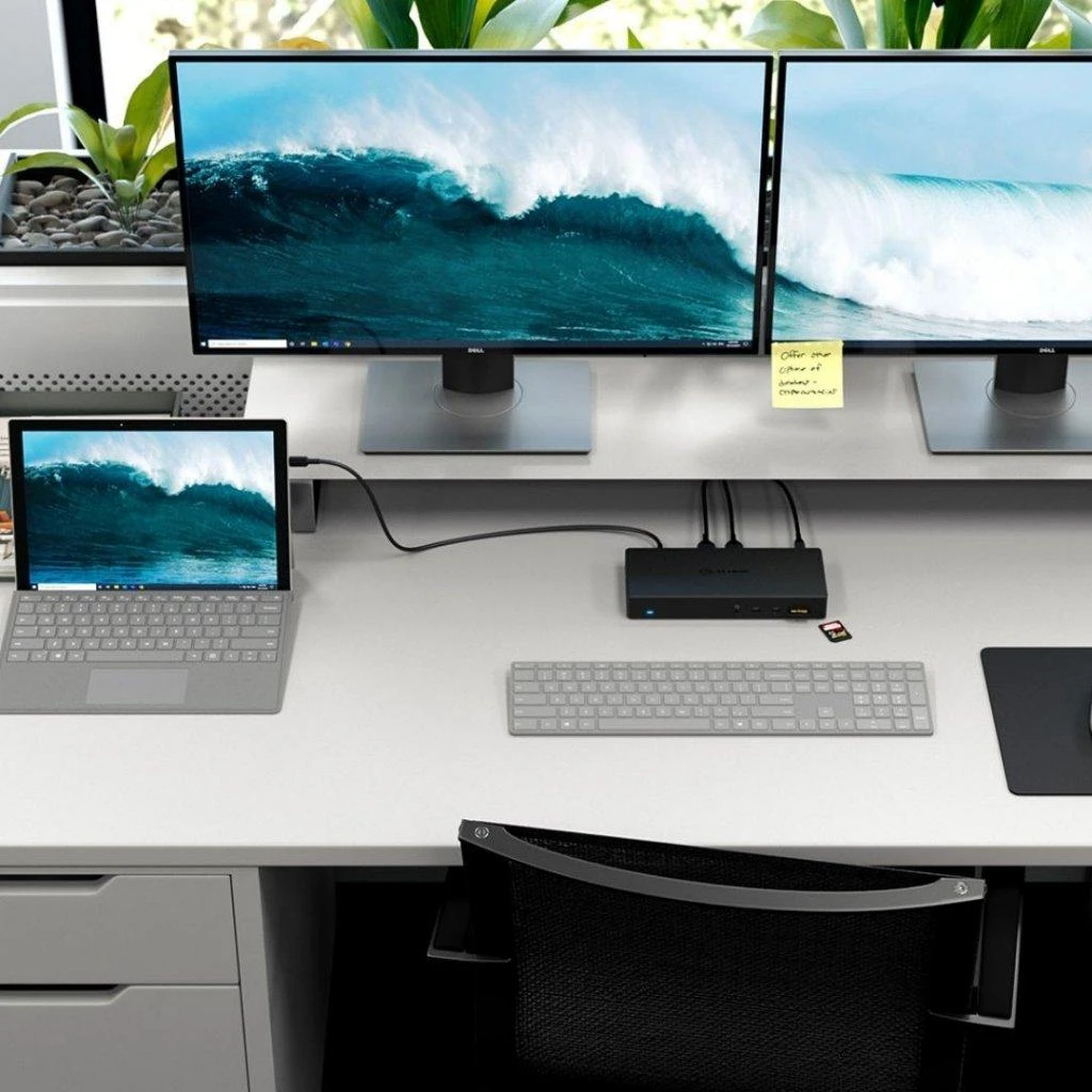 Alogic DUCMA3 prijungtas prie trijų monitorių
