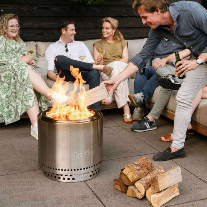 herQs Smokeless FirePit su degančia liepsna ir žmonių kompanija
