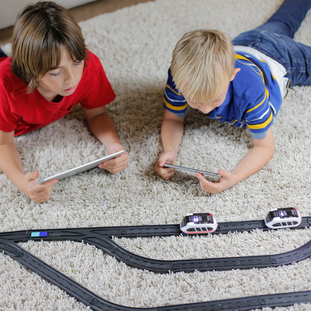 Intelino Smart Train – išmanusis įkraunamas elektrinis traukinys su bėgiais