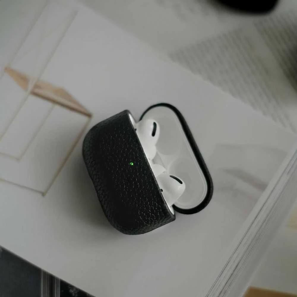 KeyBudz Artisan Series Leather dėklas skirtas AirPods Pro 2 - Juodas