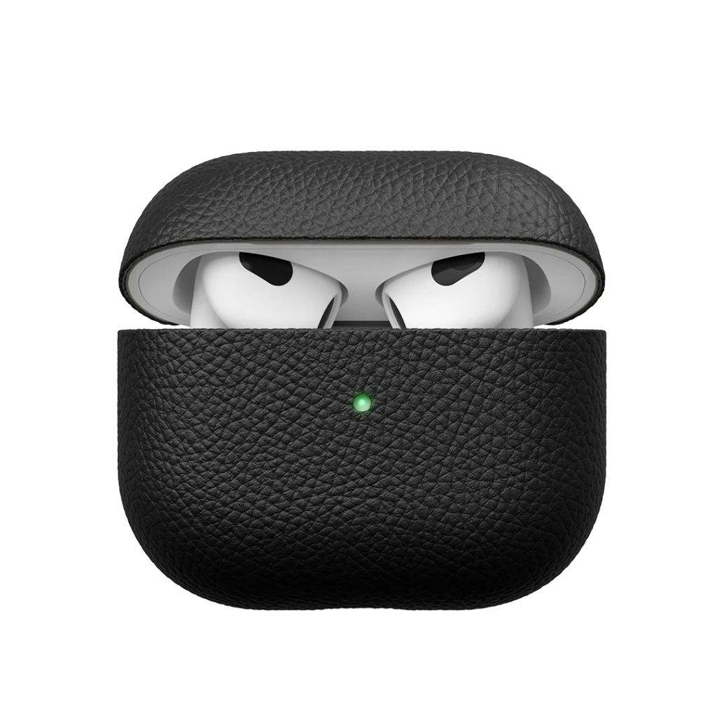 Juodas odinis AirPods 3 dėklas su atidarytu dangteliu
