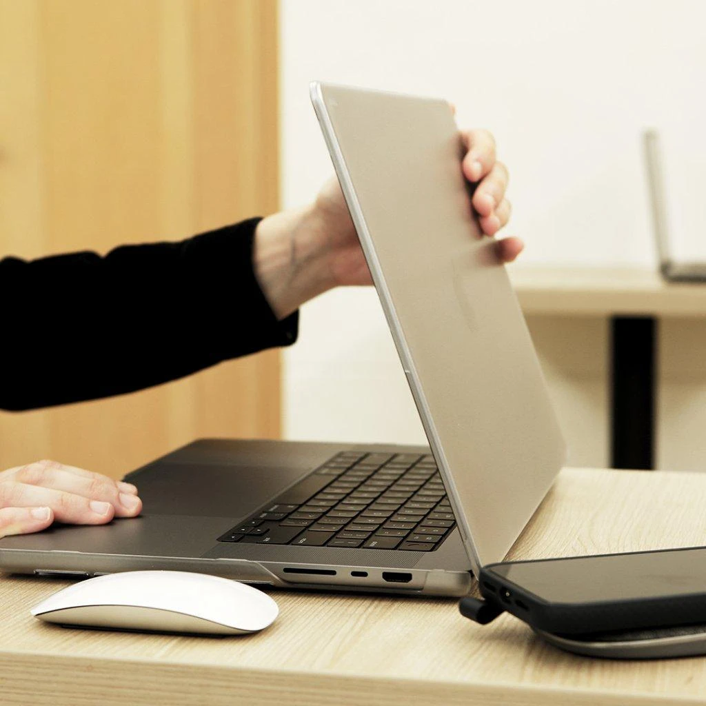 „Moshi iGlaze“ kietasis dėklas – „Obudowa MacBook Pro 16“ (M4/M3/M2/M1/2024–2021), skaidrus