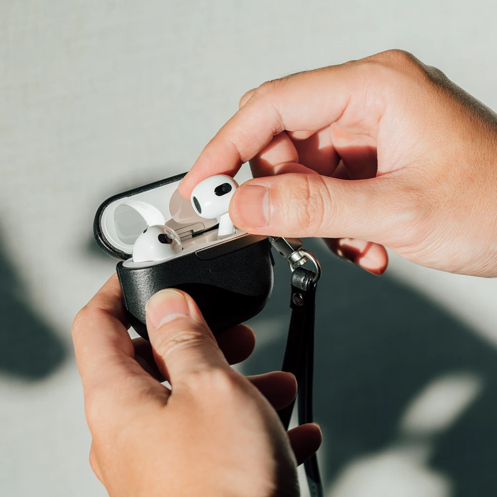 Moshi Pebbo Luxe apsauginis dėklas, skirtas AirPods 3 juodas