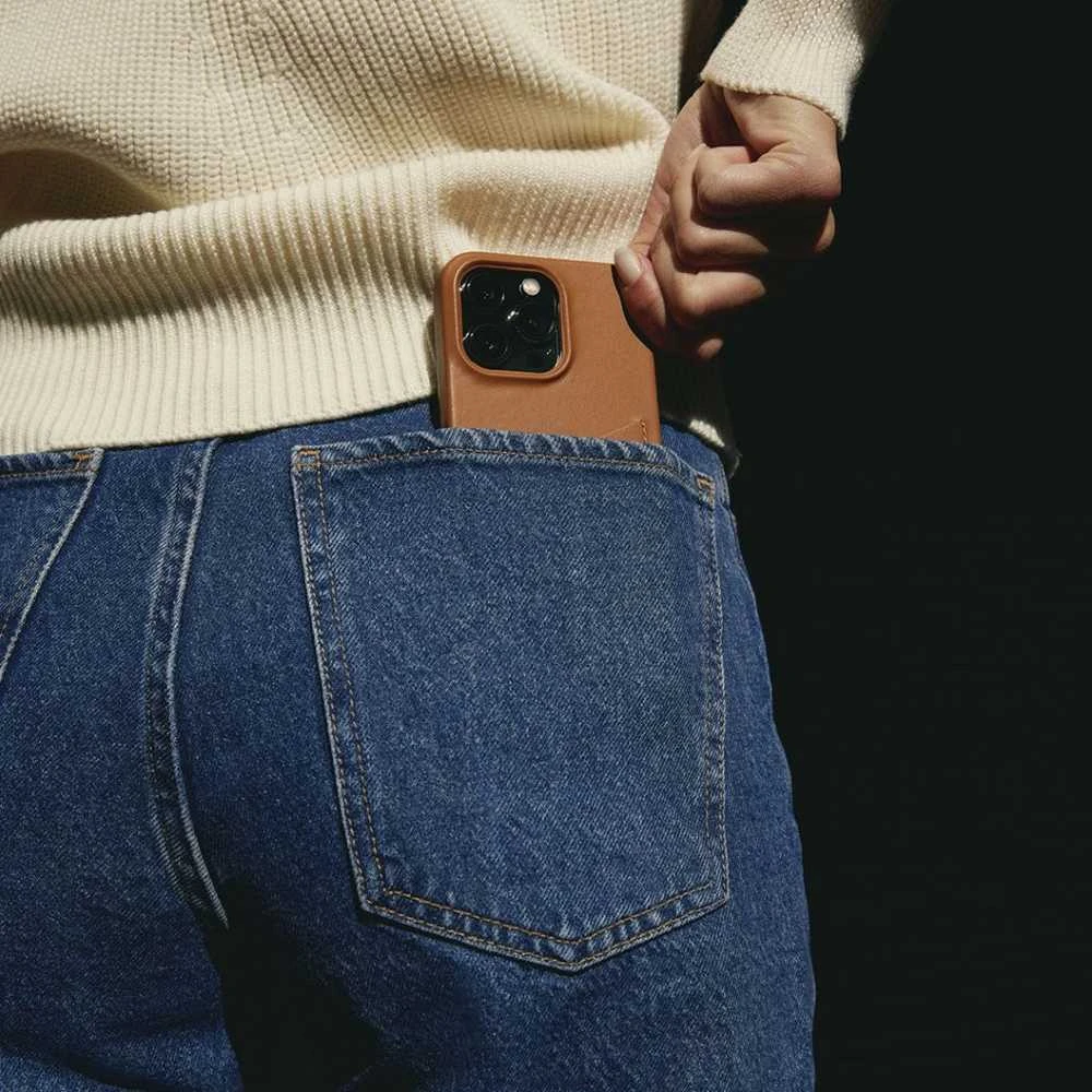 „Mujjo“ odinis piniginės formos dėklas, skirtas „iPhone 15 Plus“ ir „14 Plus“ – rusvai gelsvas