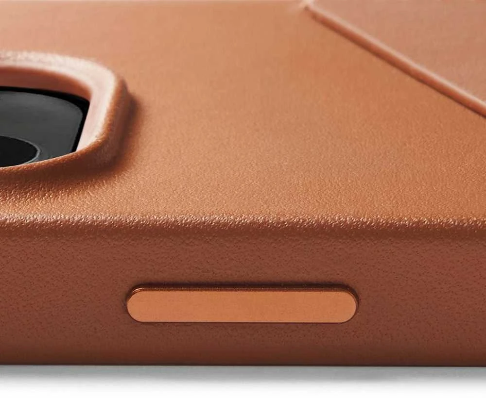 „Mujjo“ odinis piniginės formos dėklas, skirtas „iPhone 15 Plus“ ir „14 Plus“ – rusvai gelsvas