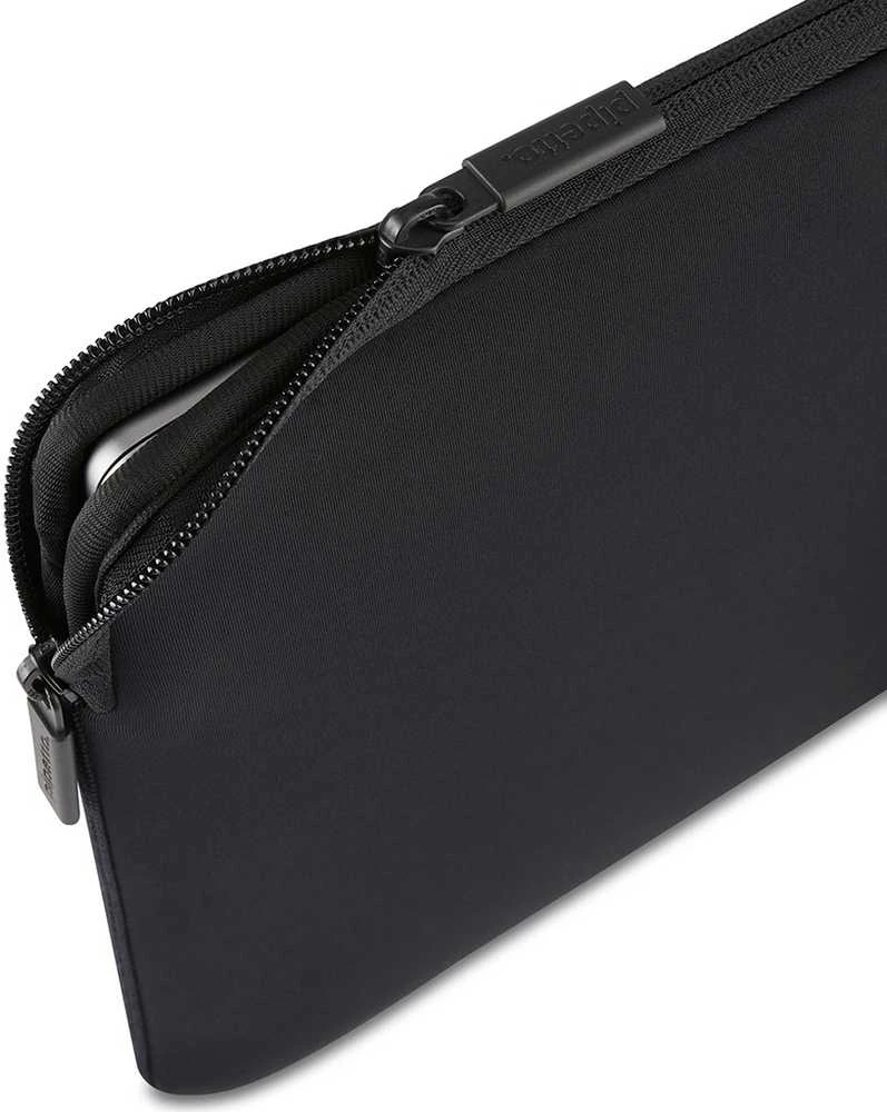 Pipetto Classic Fit dėklas, juodos spalvos – Apple MacBook Air 15