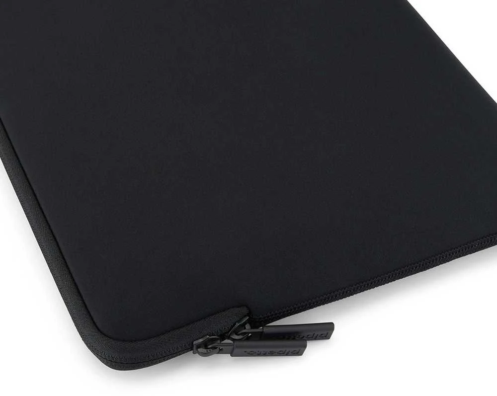 Pipetto Classic Fit dėklas, juodos spalvos – Apple MacBook Air 15