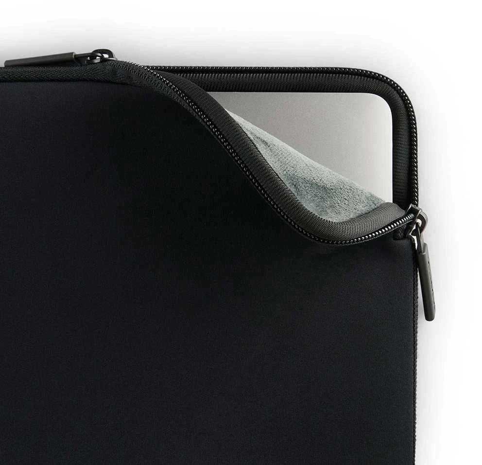 Pipetto Classic Fit dėklas, juodos spalvos – Apple MacBook Air 15