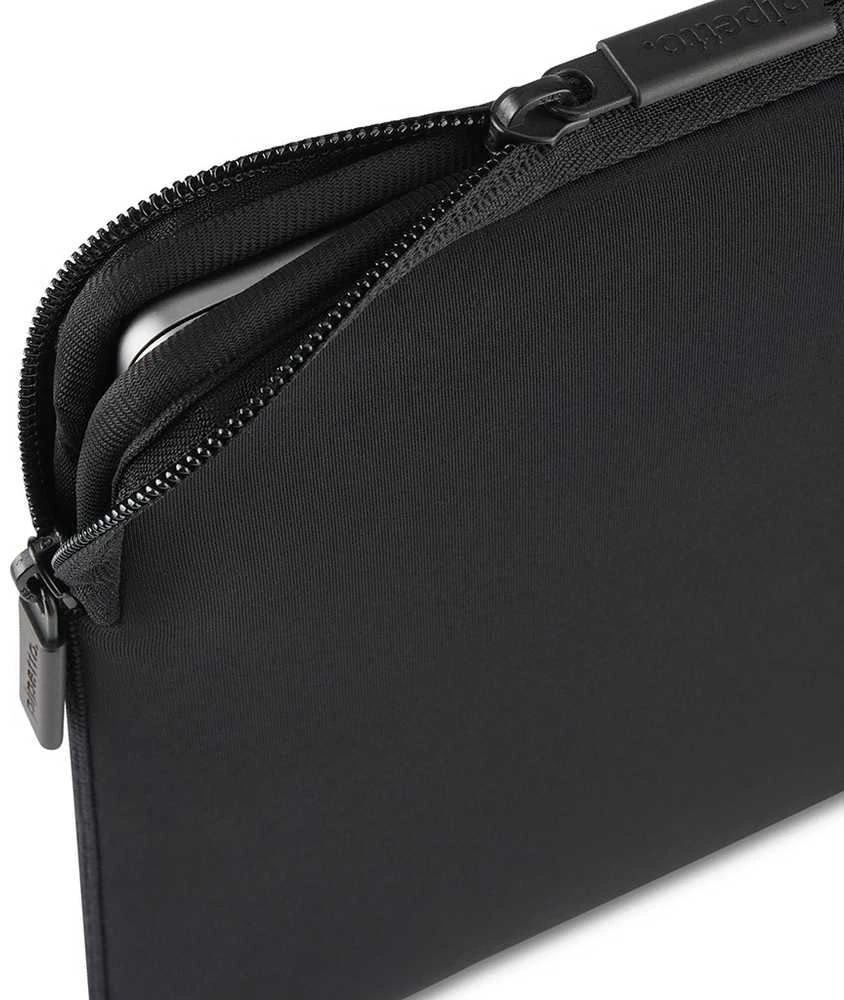 Pipetto Classic Fit dėklas, juodos spalvos – Apple MacBook Air 15