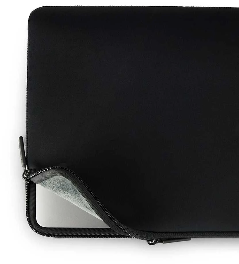 Pipetto Classic Fit dėklas, juodos spalvos – Apple MacBook Air 15