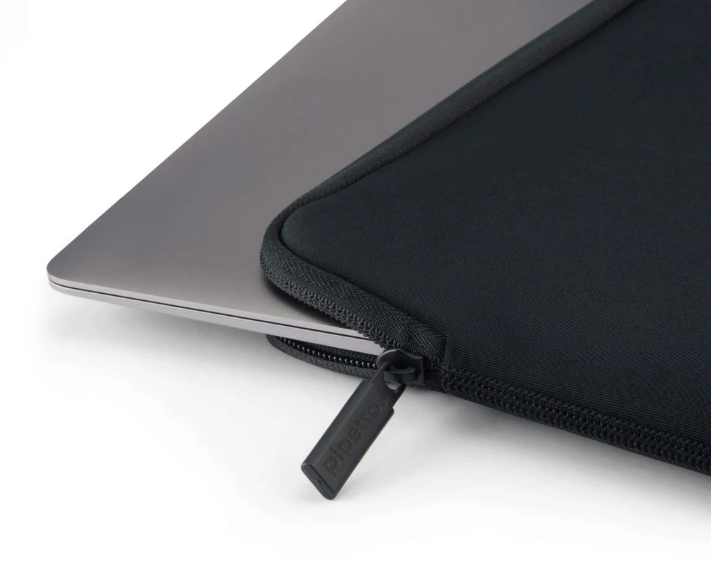Pipetto Classic Fit Sleeve, juodas – Apple MacBook Neo 13 (A18 Pro)