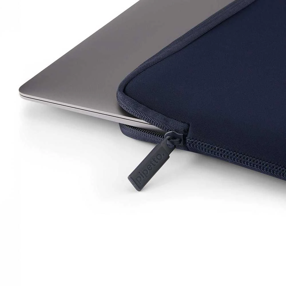 Pipetto Classic Fit dėklas V2, tamsiai mėlynos spalvos – MacBook 13/14