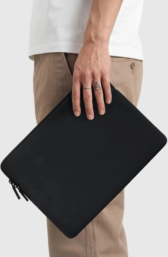 Pipetto Classic Fit Sleeve, juodas – Apple MacBook Pro 16