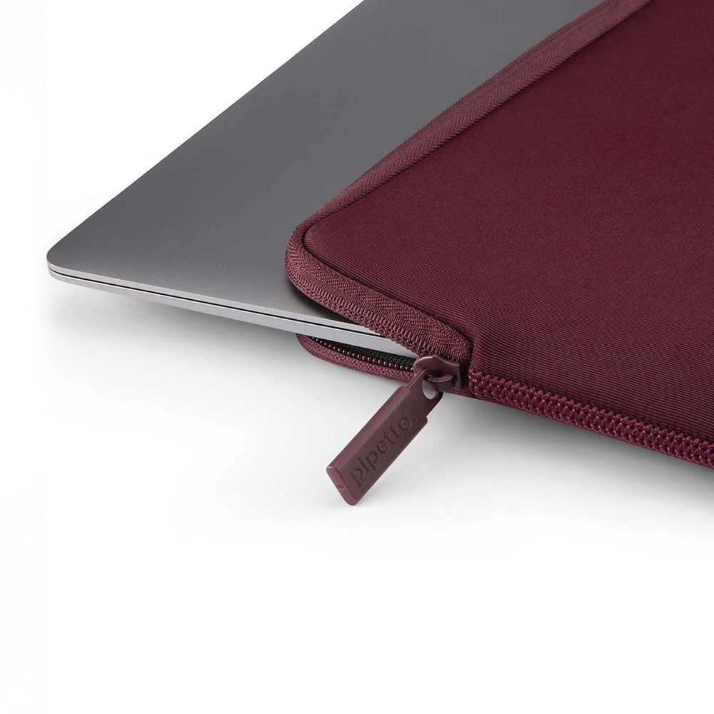 Pipetto Classic Fit dėklas, burgundy – Apple MacBook 13/14