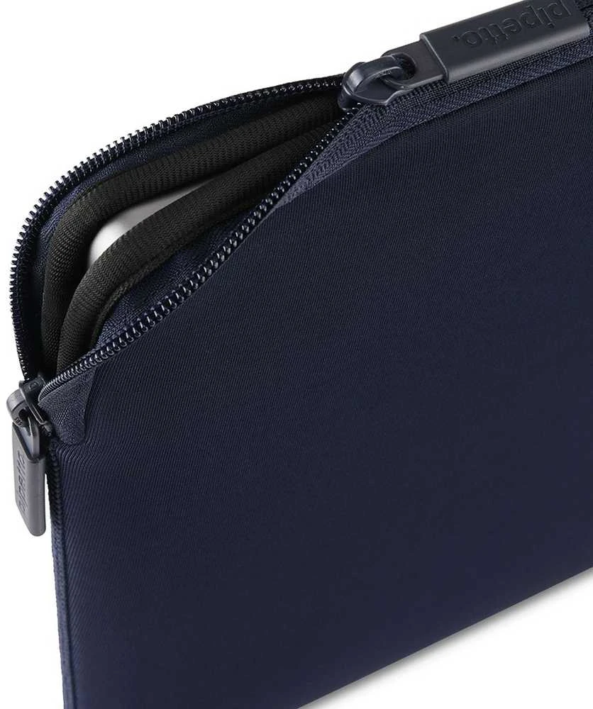 Pipetto Classic Fit dėklas V2, tamsiai mėlynos spalvos – MacBook 13/14