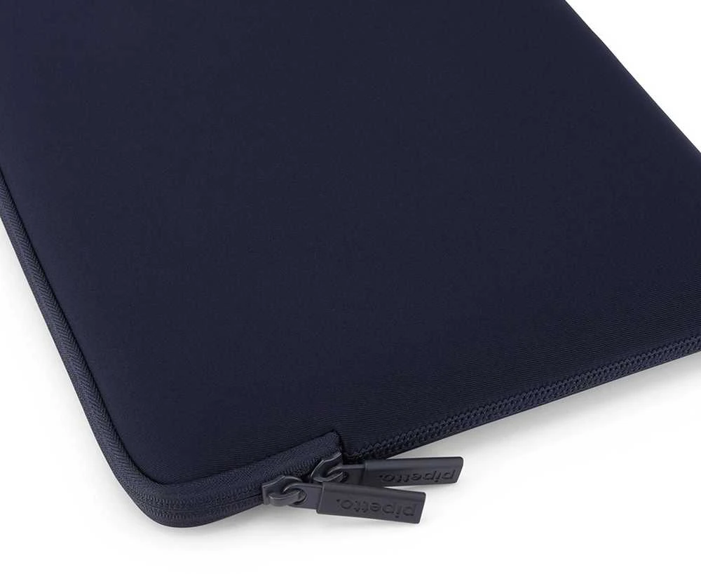 Pipetto Classic Fit dėklas V2, tamsiai mėlynos spalvos – MacBook 13/14