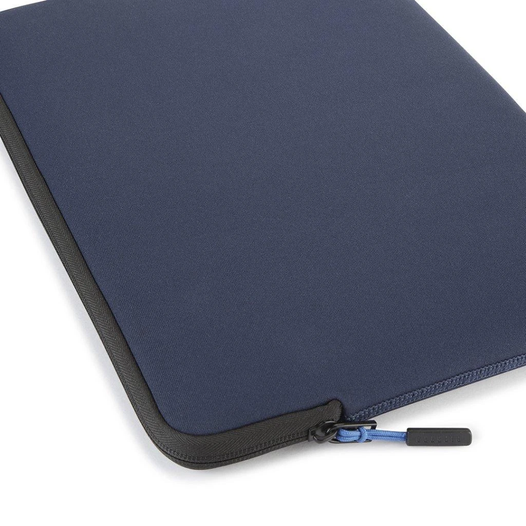 Pipetto Classic Fit dėklas, tamsiai mėlynos spalvos – Apple MacBook 13″/14″