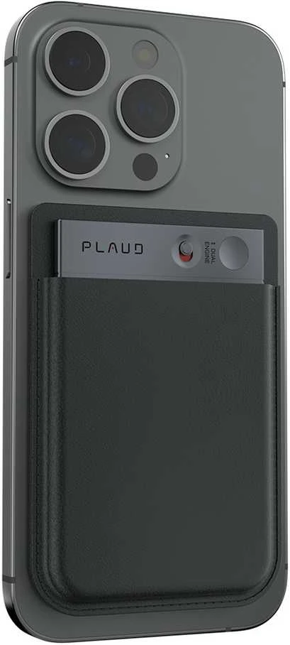 Plaud Note diktofonas su dėklu ant telefono