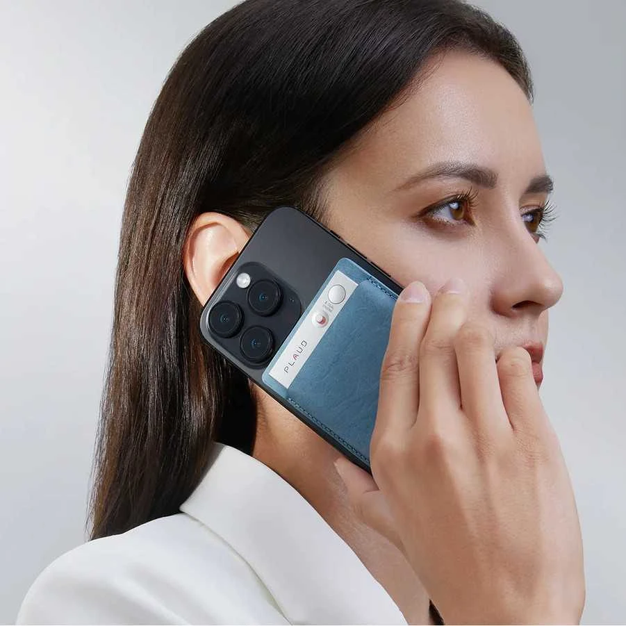 Plaud Note dėklas ant telefono naudojimo metu