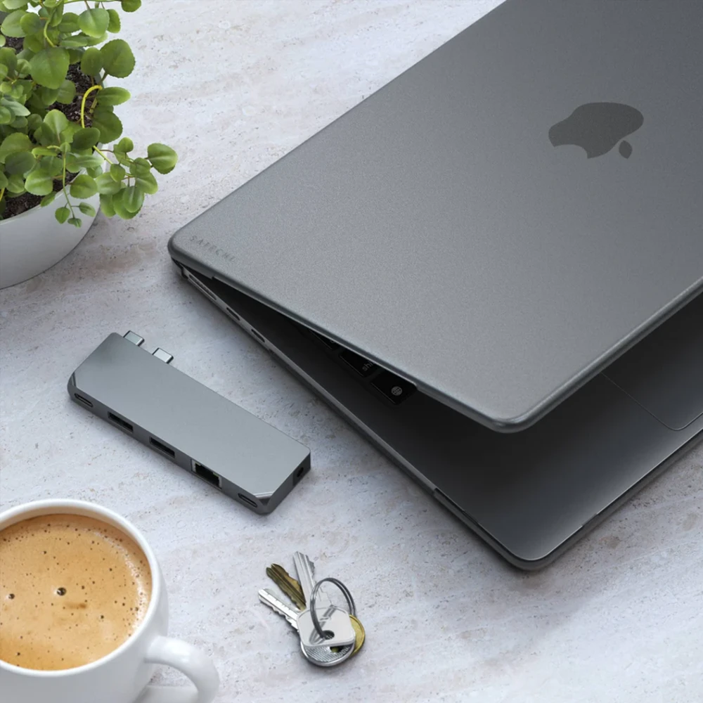 SATECHI Eco Hardshell dėklas, skirtas MacBook Air M2 – tamsus