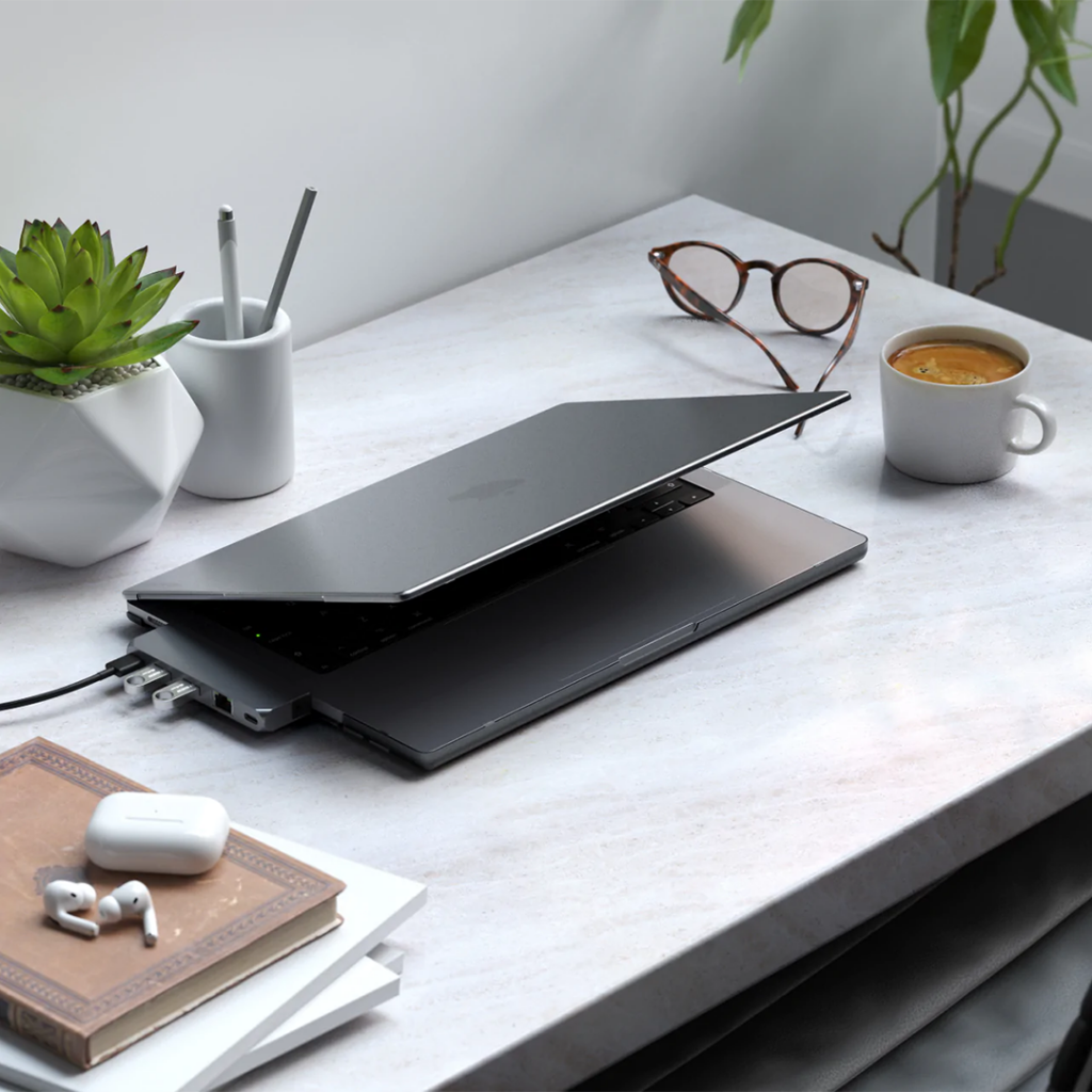 SATECHI Eco Hardshell dėklas, skirtas MacBook Pro 14 – skaidrus