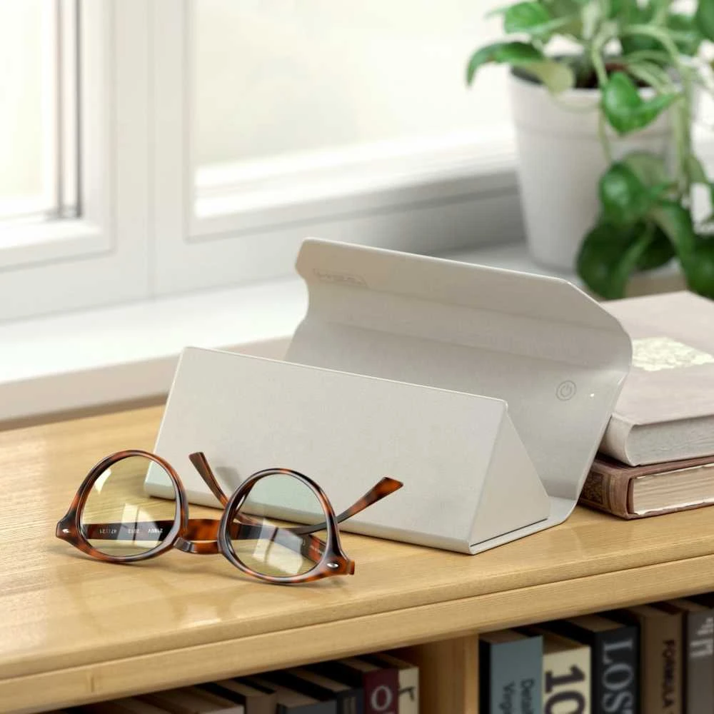 „Satechi FindAll?“ veganiškos odos akinių dėklas su „Apple Find My“ – smėlio spalvos