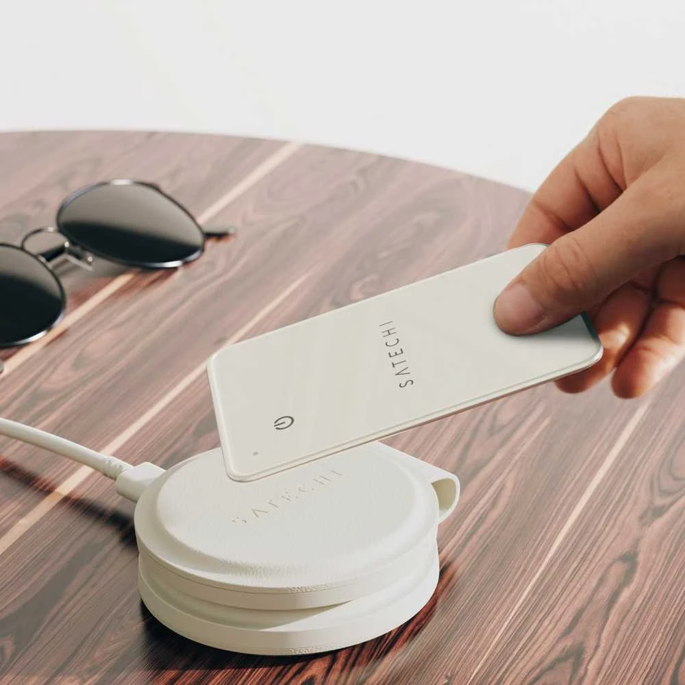 „Satechi FindAll?“ piniginės kortelė su „Apple Find My“ – smėlio spalvos