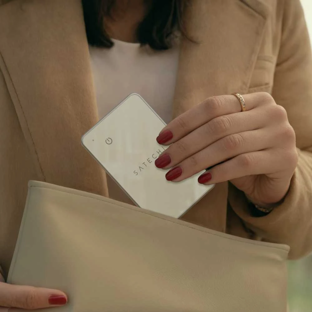 „Satechi FindAll?“ piniginės kortelė su „Apple Find My“ – smėlio spalvos