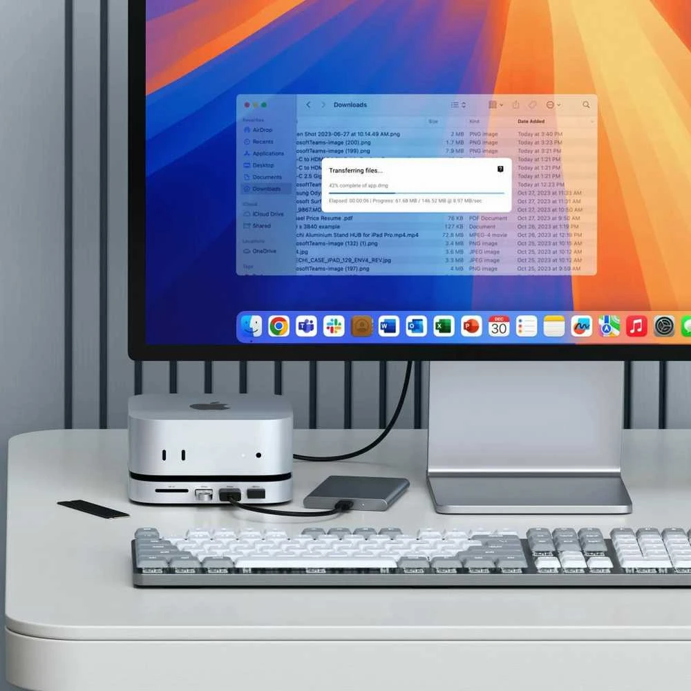 Satechi stovas su Mac Mini ir rodomomis jungtimis