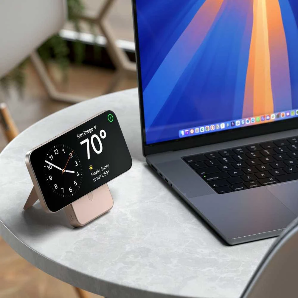 „Satechi OntheGo? Qi2 10K“ magnetinė išorinė baterija su stovu – dykumos rožinė