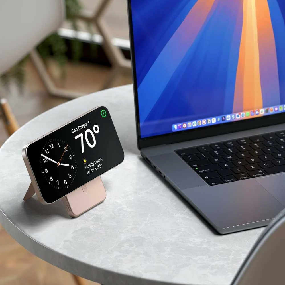 „Satechi OntheGo? Qi2 5K“ magnetinė išorinė baterija su stovu – dykumos rožinė