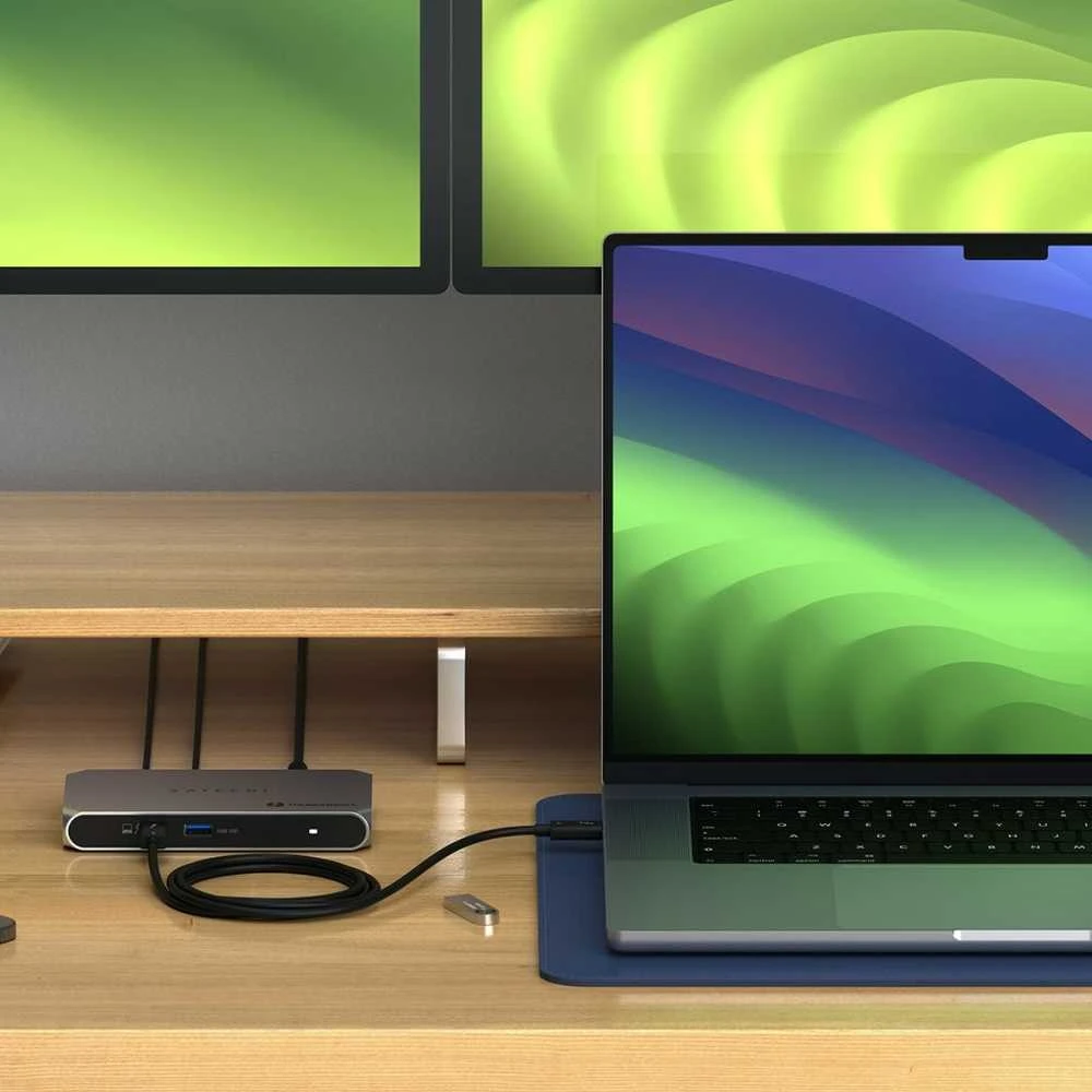 Satechi Thunderbolt 4 šakotuvas darbo vietoje