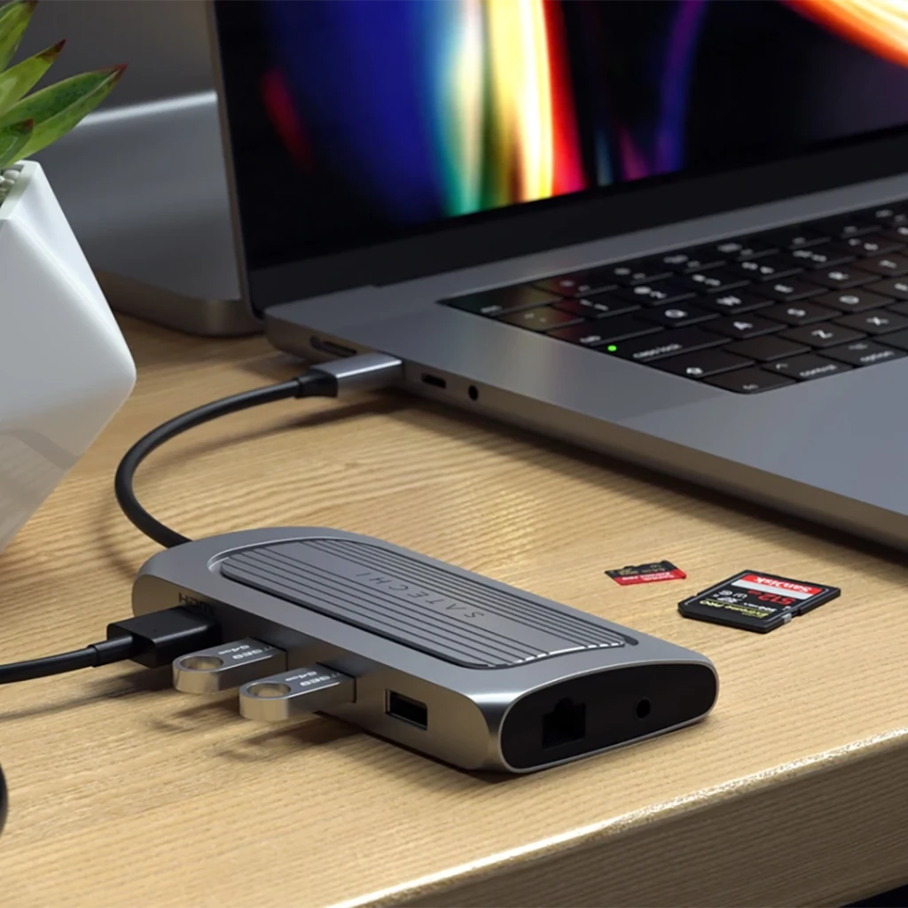 „Satechi“ kelių prievadų adapteris USB-C (USB-C4, 3x USB-A, 8K HDMI, eternetas, mikro / SD kortelių skaitytuvas, lizdo prievadas) (tarpinis pilkas)