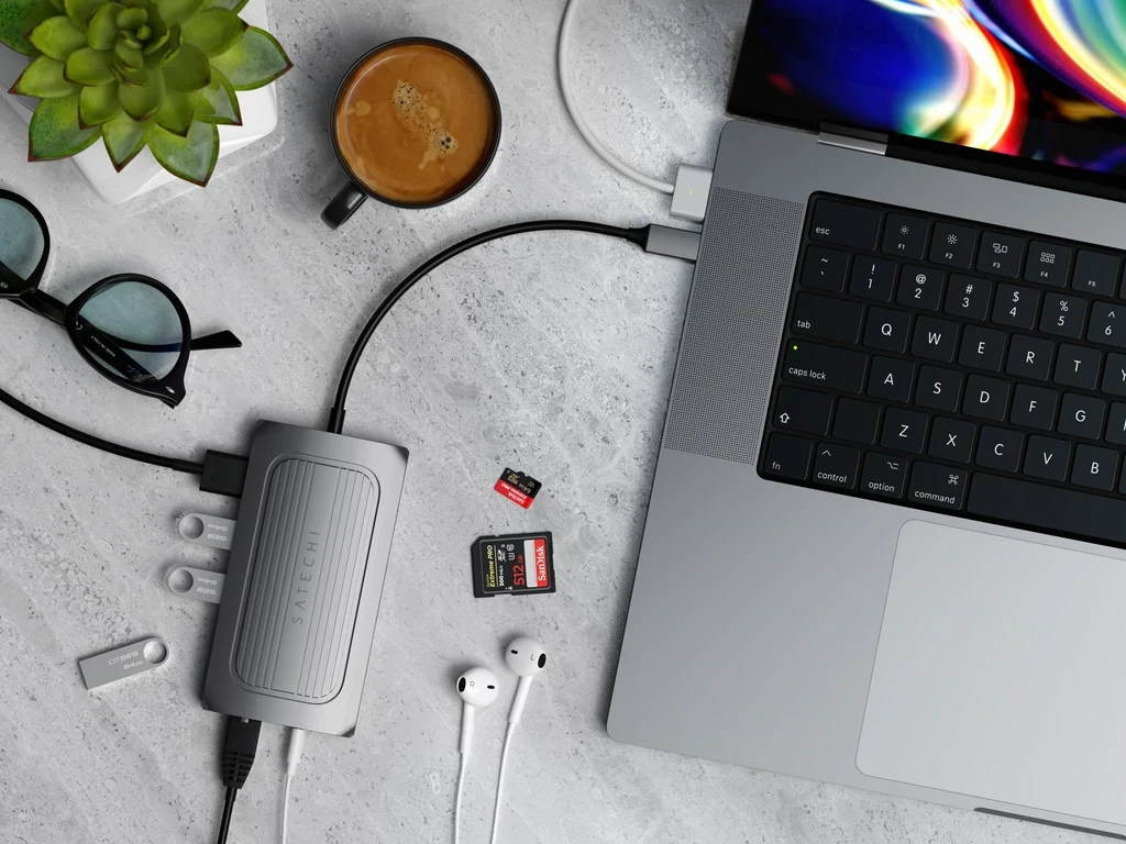 „Satechi“ kelių prievadų adapteris USB-C (USB-C4, 3x USB-A, 8K HDMI, eternetas, mikro / SD kortelių skaitytuvas, lizdo prievadas) (tarpinis pilkas)