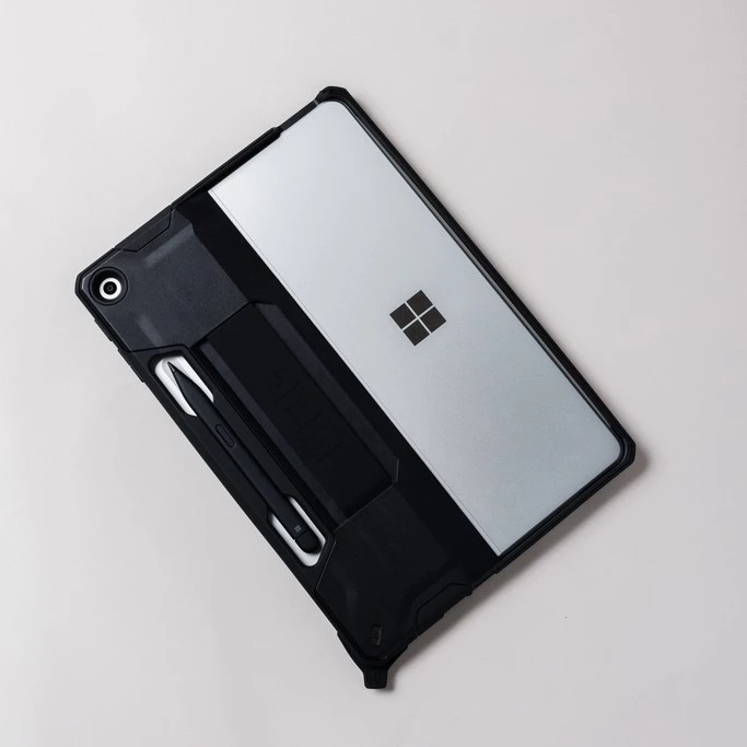 Urban Armor Gear UAG Scout galinis dangtelis su rankos dirželiu, skirtas Microsoft Surface Pro 12 – juodas