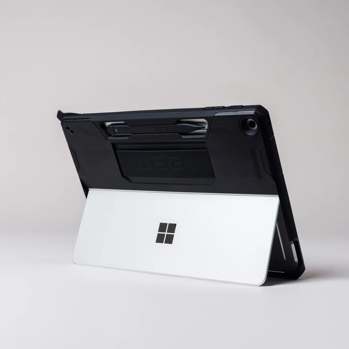 Urban Armor Gear UAG Scout galinis dangtelis su rankos dirželiu, skirtas Microsoft Surface Pro 12 – juodas
