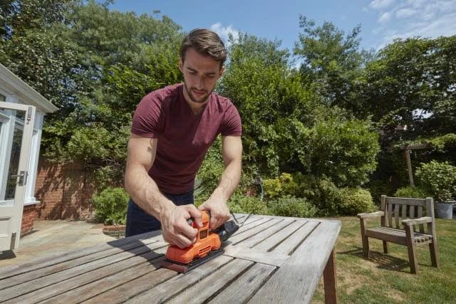 Black & Decker Juodas & Decker Plokštuminis šlifuoklis Juodas & Decker BEW220-QS; 150 W
