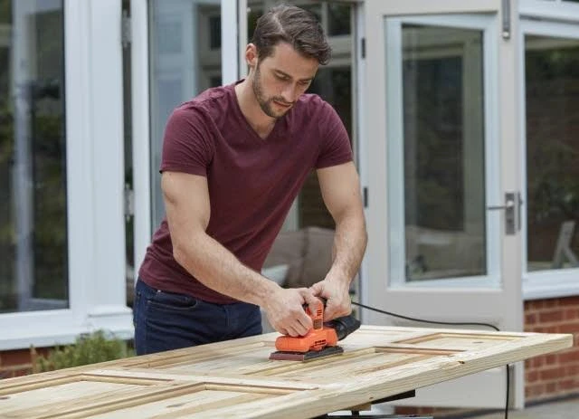 Black & Decker Juodas & Decker Plokštuminis šlifuoklis Juodas & Decker BEW220-QS; 150 W
