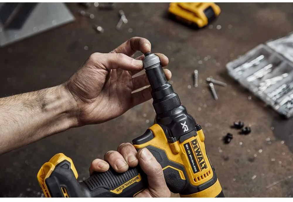 Akumuliatorinis kniediklis DeWalt DCF403NT-XJ; 18 V (be akumuliatoriaus ir pakrovėjo)