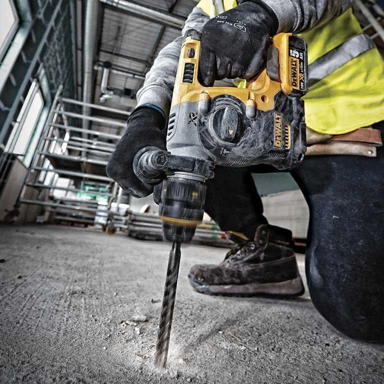 Dewalt akumuliatorinis perforatorius darbo metu
