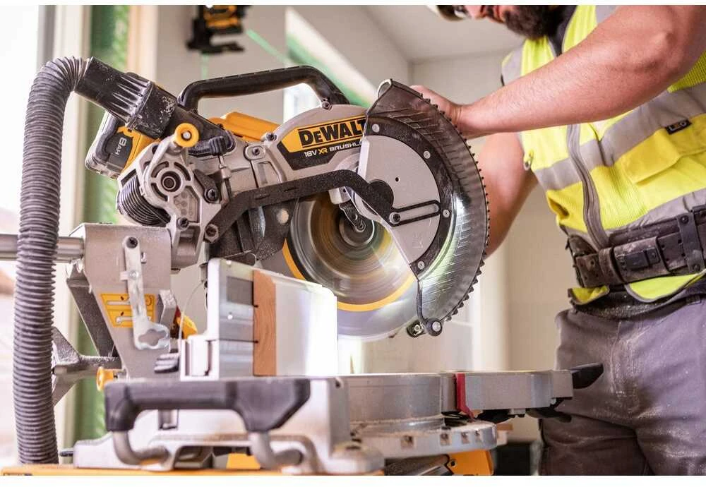 Akumuliatorinis diskinis pjūklas, 305 mm, 2 x 8 Ah, 18 V XR, DEWALT [DCS782XW2-QW]