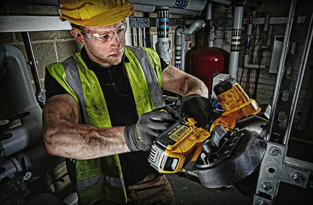 DEWALT juostinis pjūklas darbo proceso metu