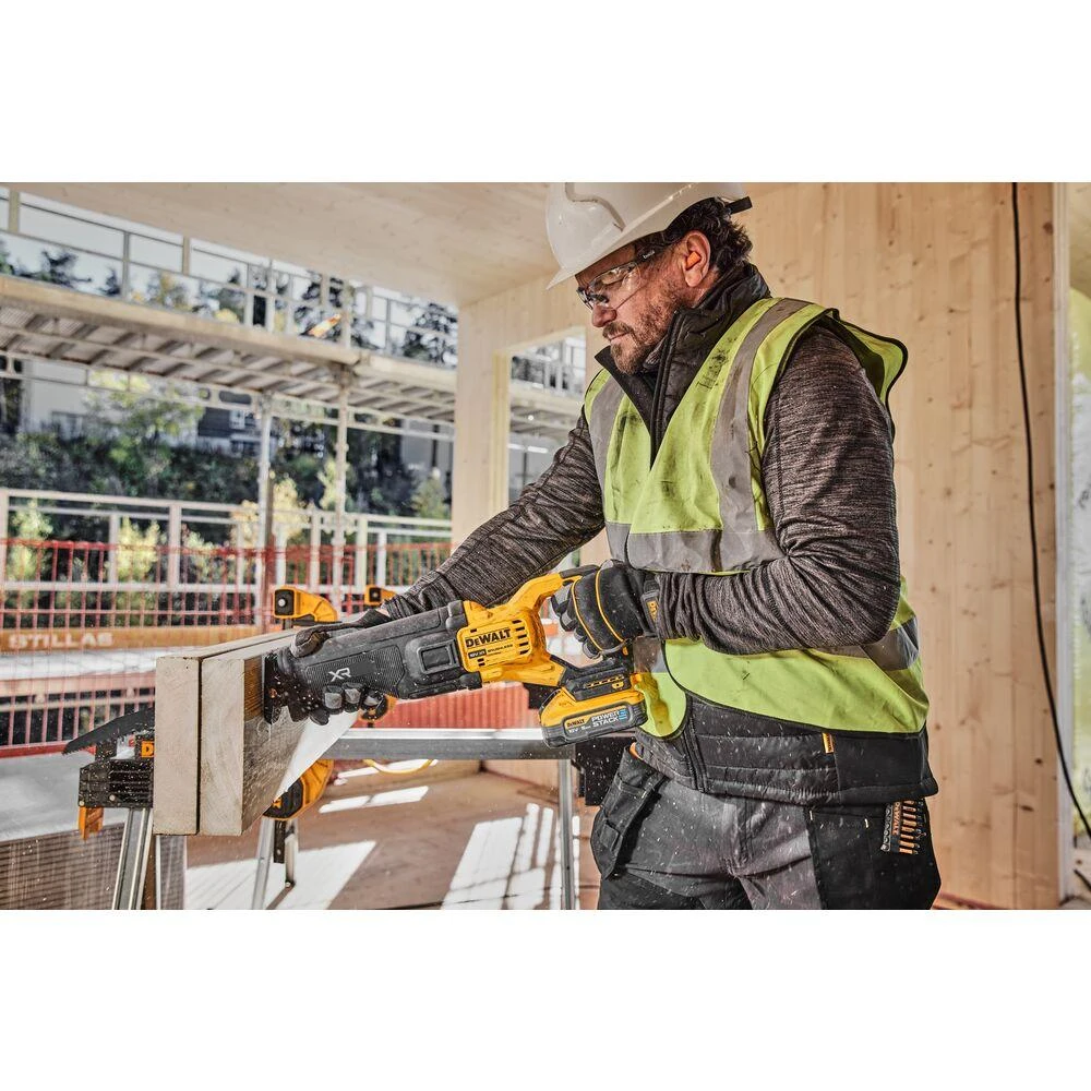 Akumuliatorinis tiesinis pjūklas DeWalt DCS386H2T-QW; 18 V; 2x5,0 Ah akum.