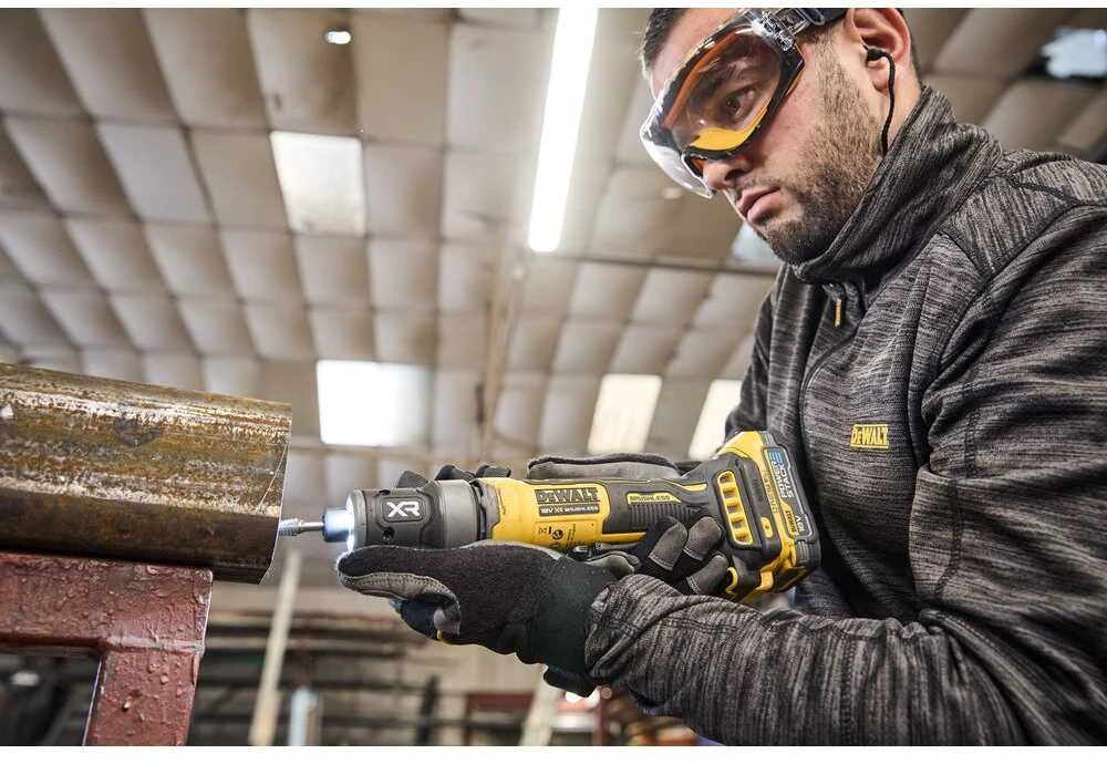 Tiesinis šlifuoklis DeWalt DCG420N-XJ; 18 V (be akumuliatoriaus ir pakrovėjo)