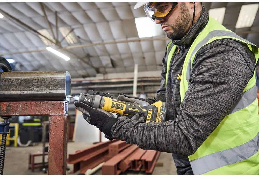 Tiesinis šlifuoklis DeWalt DCG420N-XJ; 18 V (be akumuliatoriaus ir pakrovėjo)