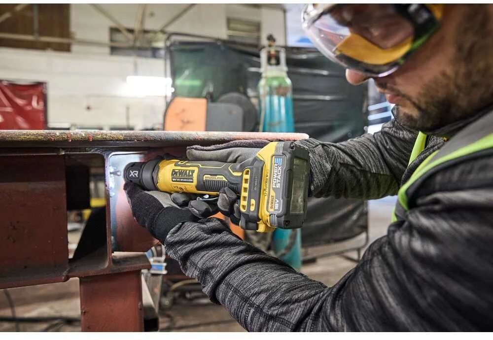 Tiesinis šlifuoklis DeWalt DCG420N-XJ; 18 V (be akumuliatoriaus ir pakrovėjo)