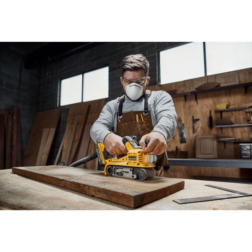 Juostinis šlifuoklis DeWalt DCW220P2-QW; 18 V; 2x5,0 Ah akum.