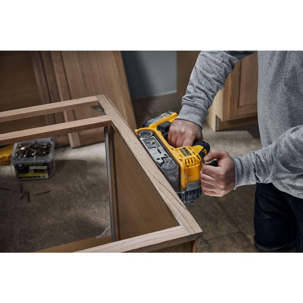 Juostinis šlifuoklis DeWalt DCW220P2-QW; 18 V; 2x5,0 Ah akum.